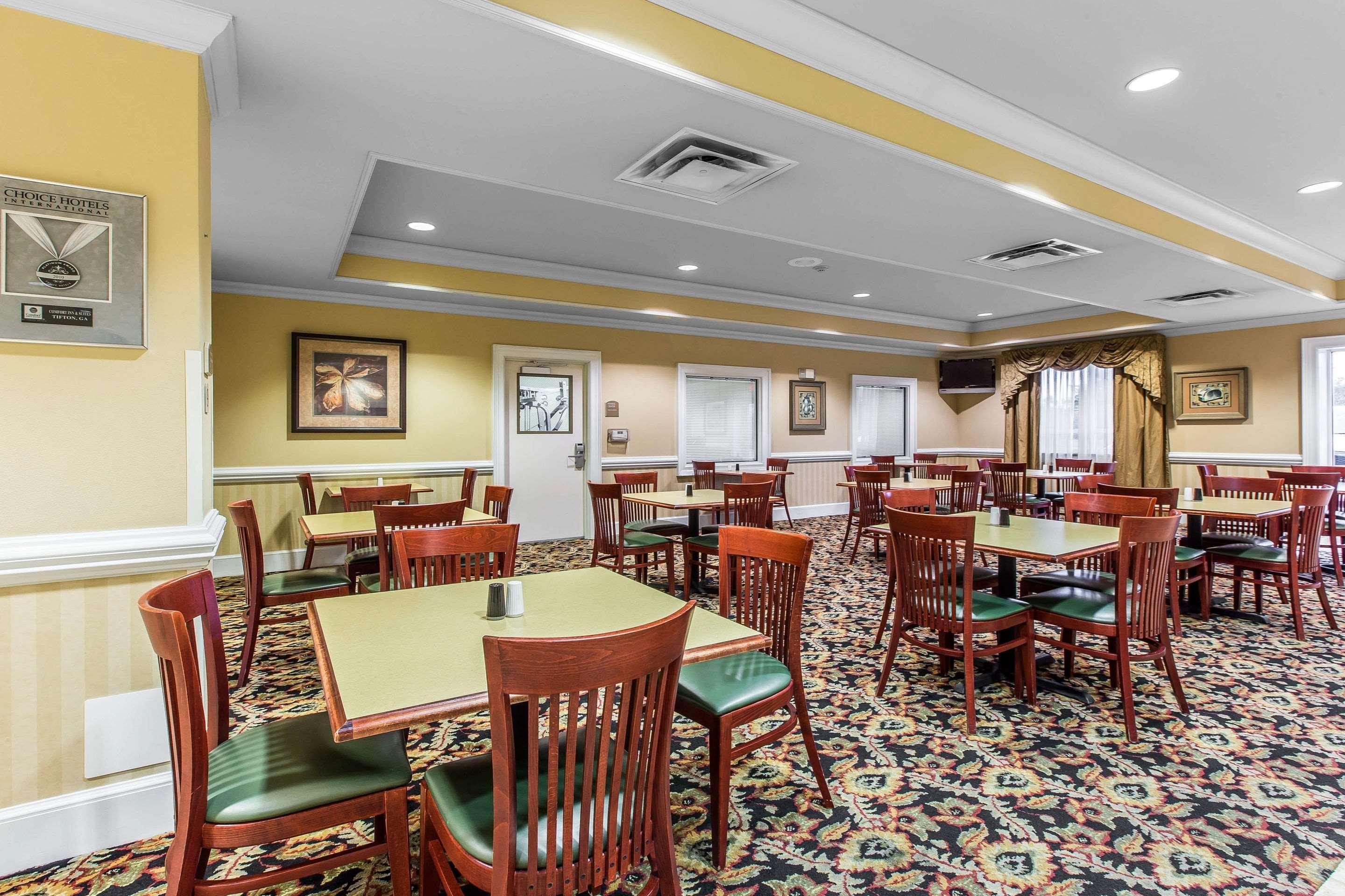 Comfort Inn & Suites Tifton Bagian luar foto